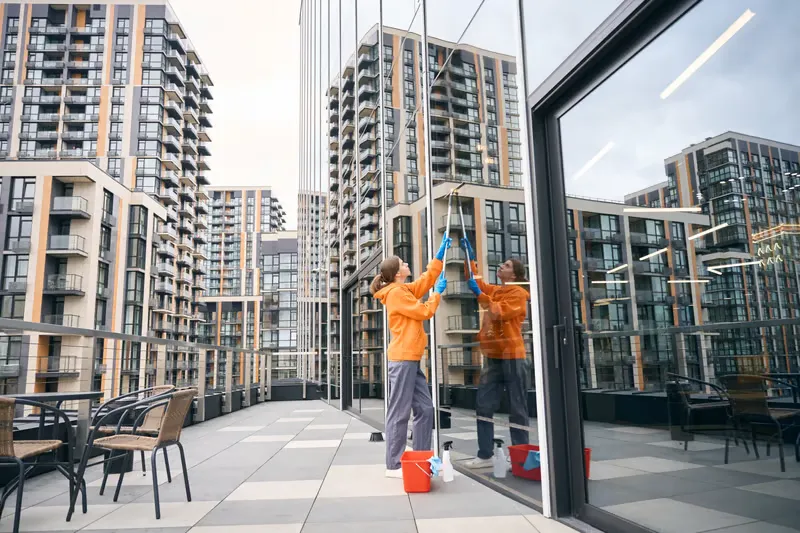 Plaza Cam Temizliği